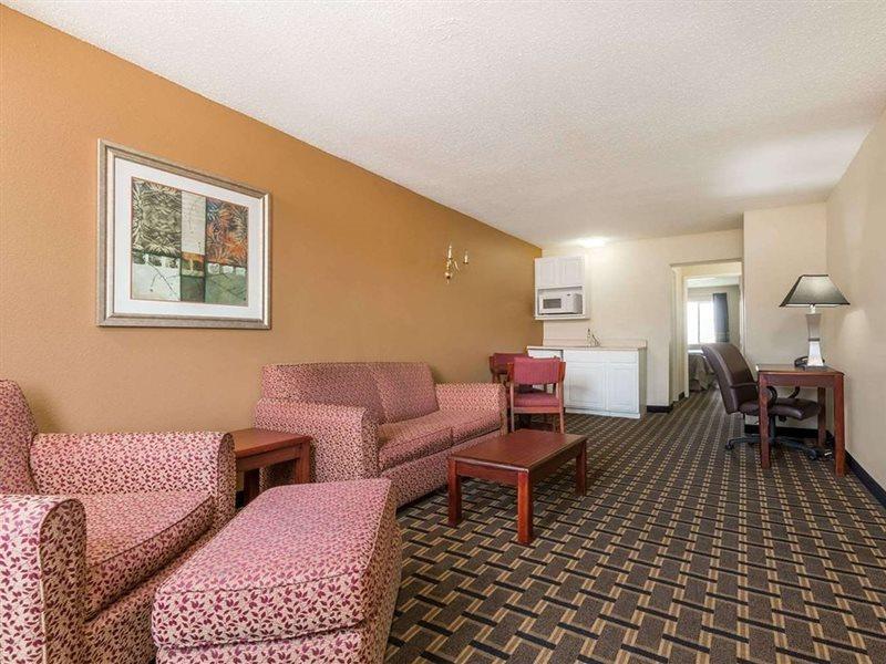 Super 8 By Wyndham Indianapolis/Ne/Castleton Area Otel Dış mekan fotoğraf