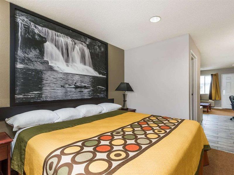 Super 8 By Wyndham Indianapolis/Ne/Castleton Area Otel Dış mekan fotoğraf