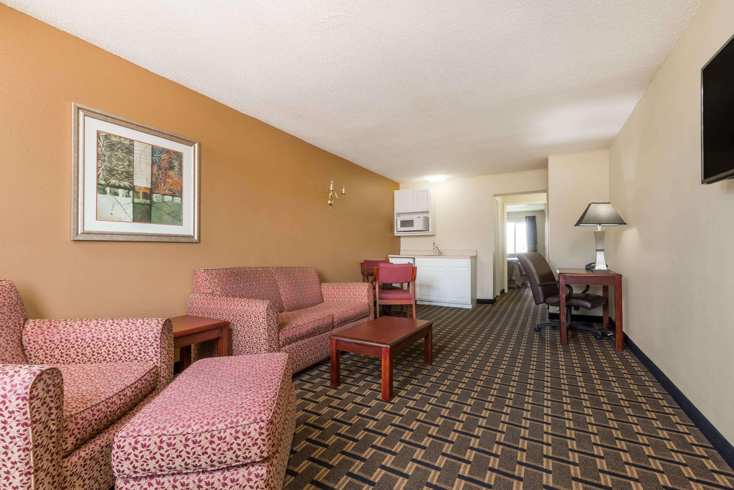 Super 8 By Wyndham Indianapolis/Ne/Castleton Area Otel Dış mekan fotoğraf