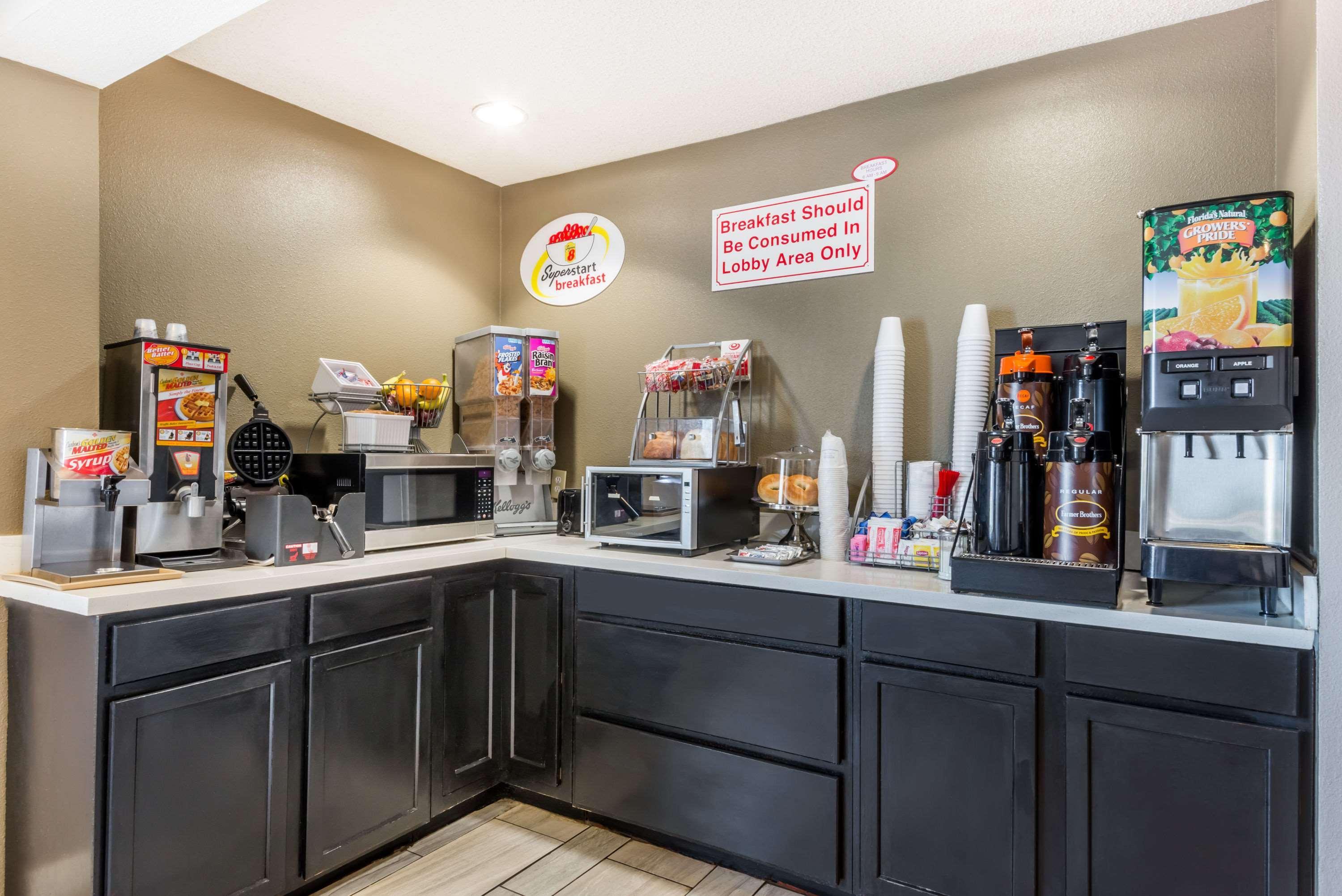 Super 8 By Wyndham Indianapolis/Ne/Castleton Area Otel Dış mekan fotoğraf