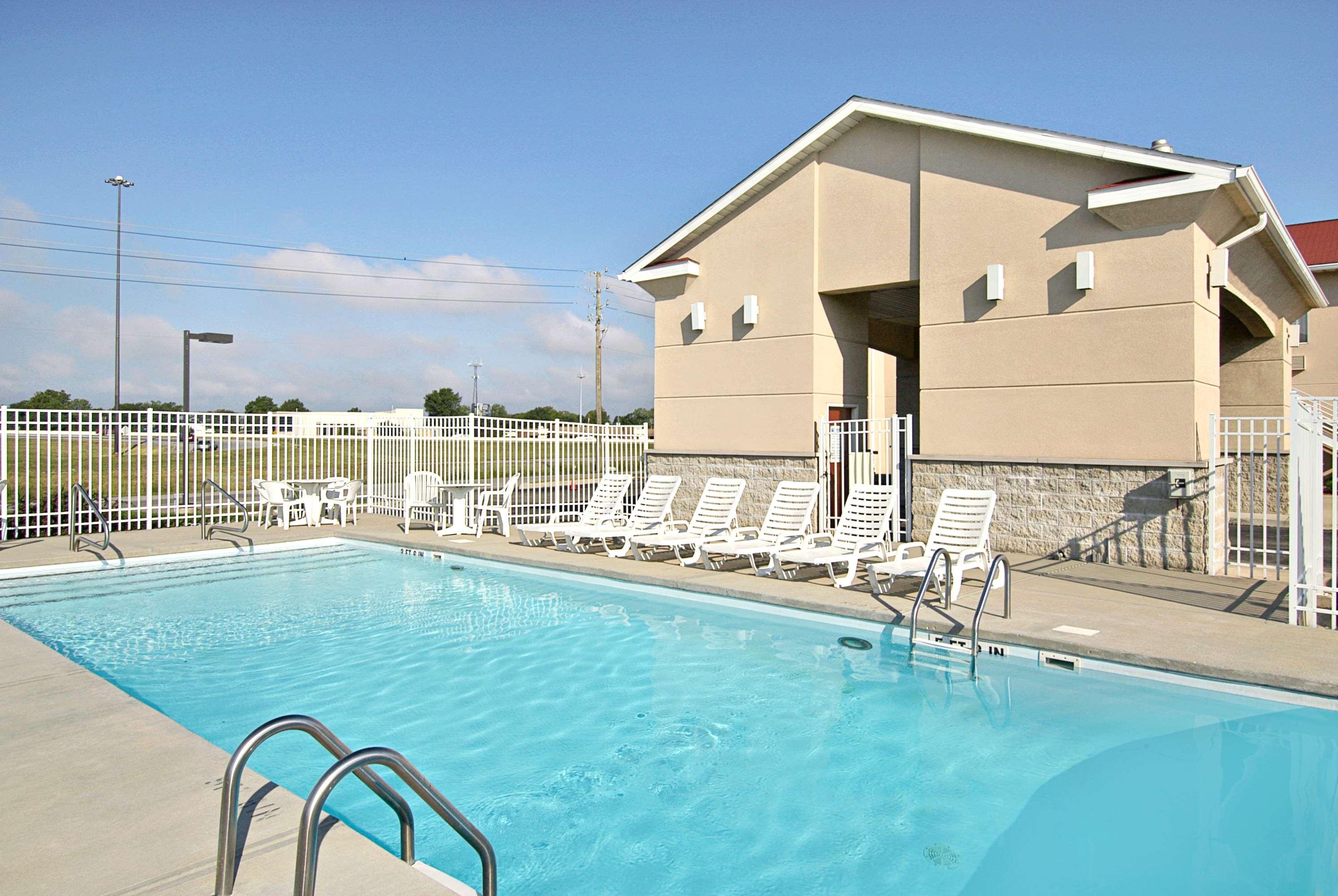 Super 8 By Wyndham Indianapolis/Ne/Castleton Area Otel Dış mekan fotoğraf