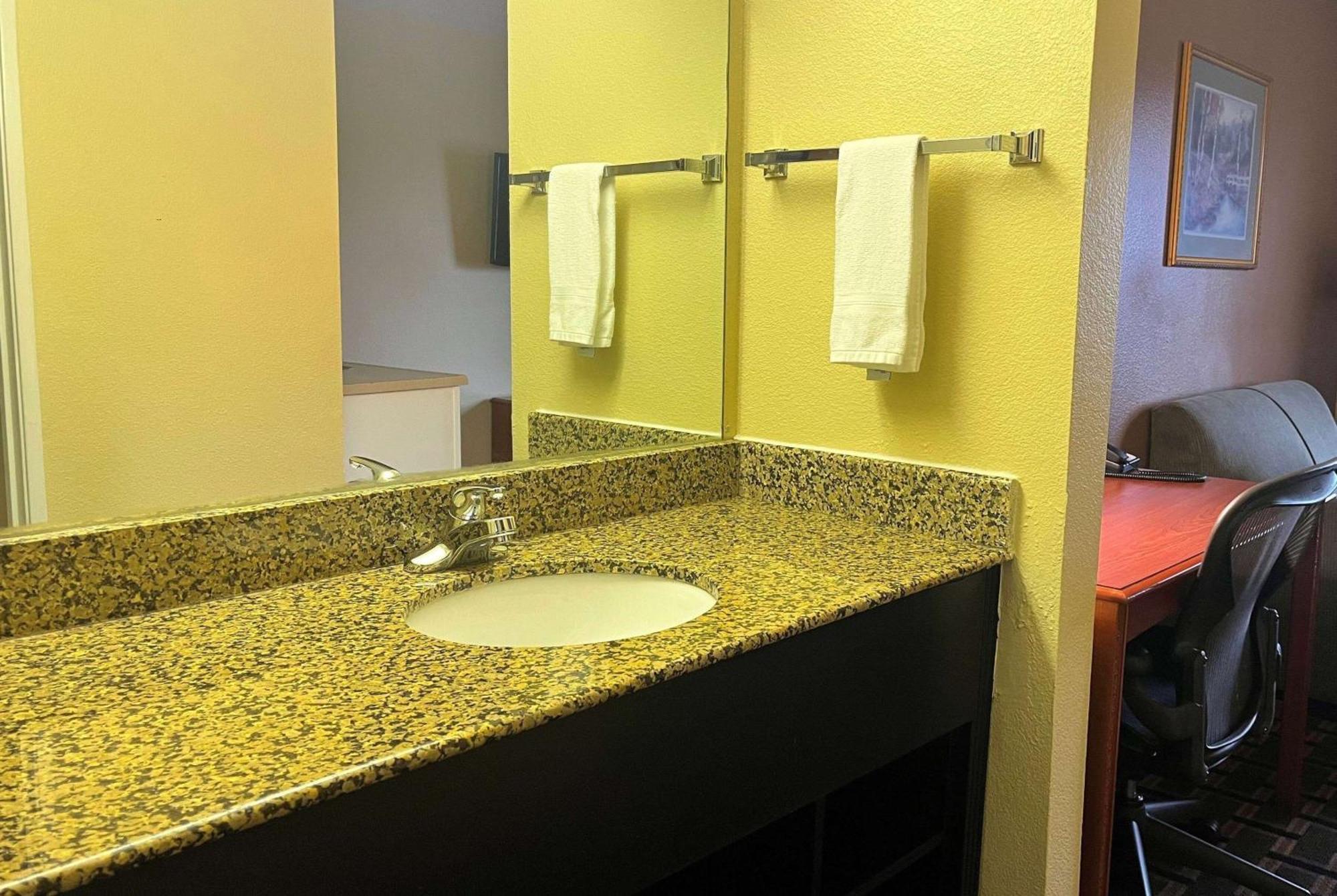 Super 8 By Wyndham Indianapolis/Ne/Castleton Area Otel Dış mekan fotoğraf